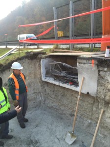 Izkop gradbene jame in rušenje stene obstoječega TK jaška. Obstoječi jaški so premajhni za vzdrževalna dela, zato so se v družbi DARS, ki je skrbnik infrastrukture odločili za sanacij kabelske kanalizacije, ki poleg vgradnje optičnih kablov zajema tudi povečanje jaškov.