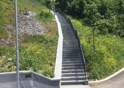 Stopnišče in zidovi obdelani z granitom