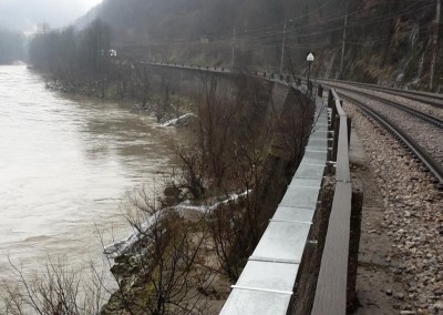 Sava-Zagorje - montaža korit na podporni zid vzdolž reke Save
