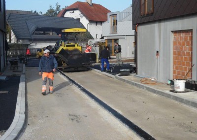 Strojno vgrajevanje asfalta na voznem delu dvorišča