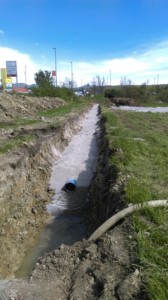 Črpanje meteorne vode s potopnimi črpalkami iz jarka ob Reški csti v kmetijskem zemljišču na trasi VH Sovič - RO Zalog