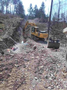 Izkop v strm teren za izgradnjo vodovoda se izvaja v zemljini V. kategorije