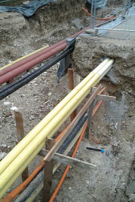 Podpiranje obstoječe TK kanalizacije, ki je na ta način zaščitena pred morebitnimi poškodbam, ki bi lako natsale pri odkopavanju